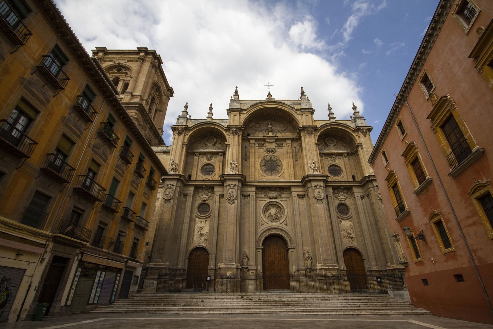 La Catedral y la Capilla Real cierran desde mañana la visita turística, pero se mantienen las misas