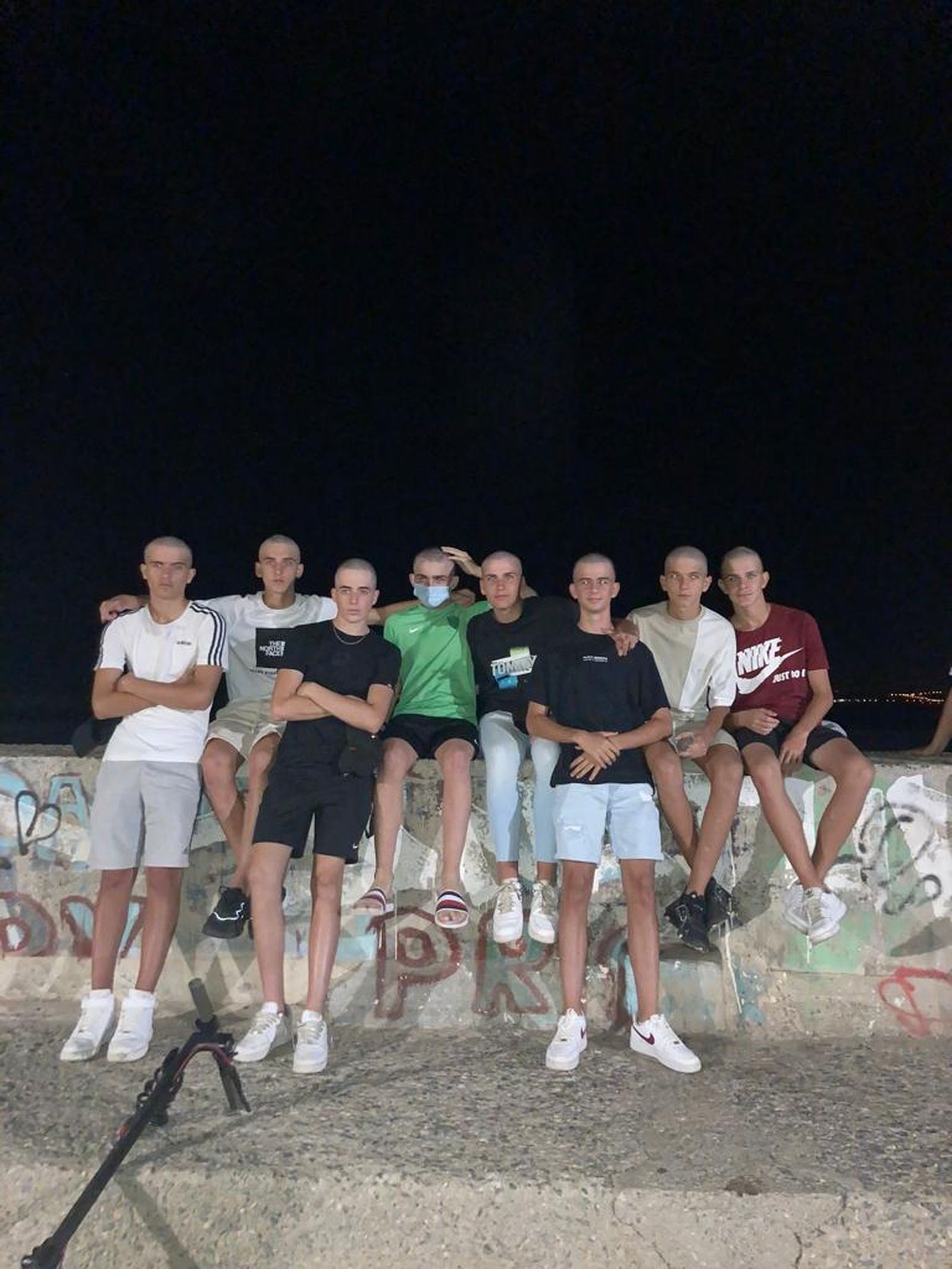 Los amigos de Iker, con el pelo rapado.