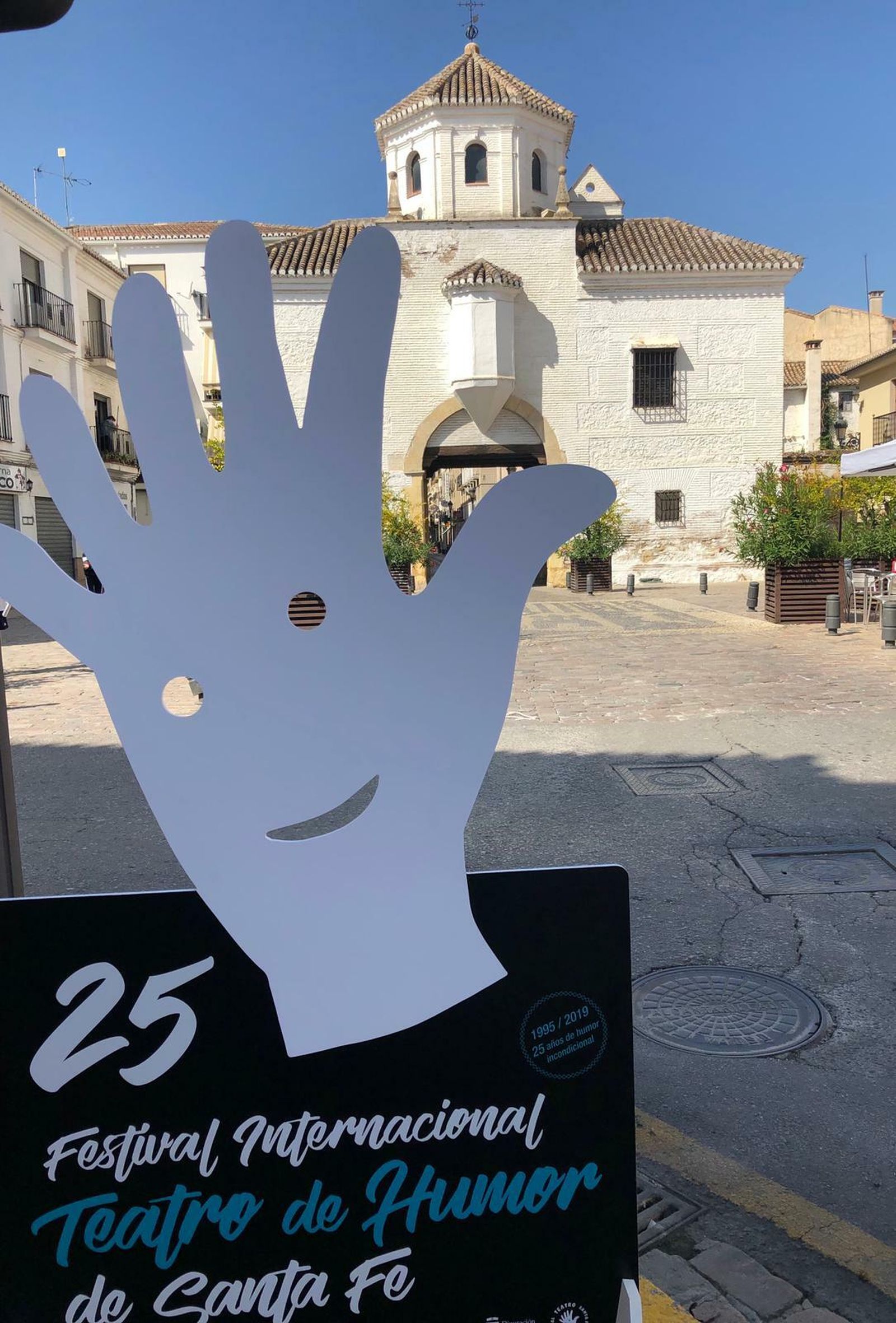 Un cartel delante de uno de los arcos de entrada a Santa Fe