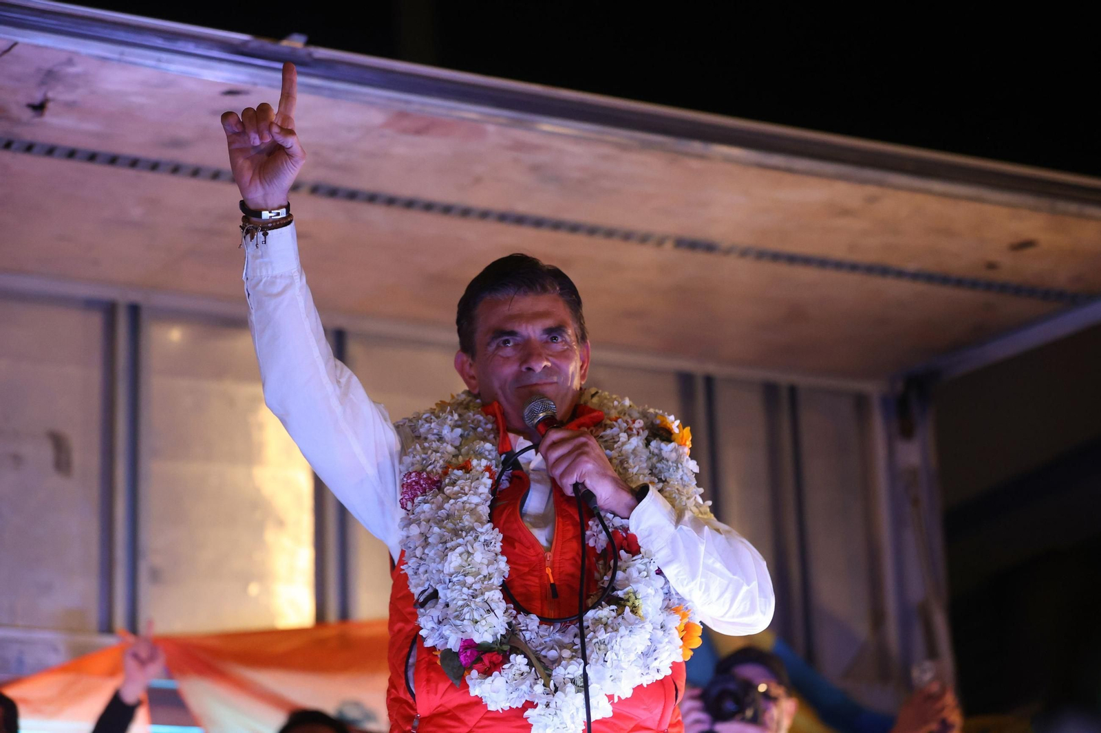 El senador centrista Rodrigo Paz Pereira pronuncia un discurso tras conocer su victoria en La Paz.