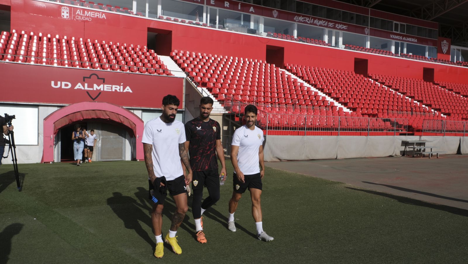Imágenes de la visita de la Alcaldesa de Almería, María Vázquez, a los jugadores de la U.D. Almería