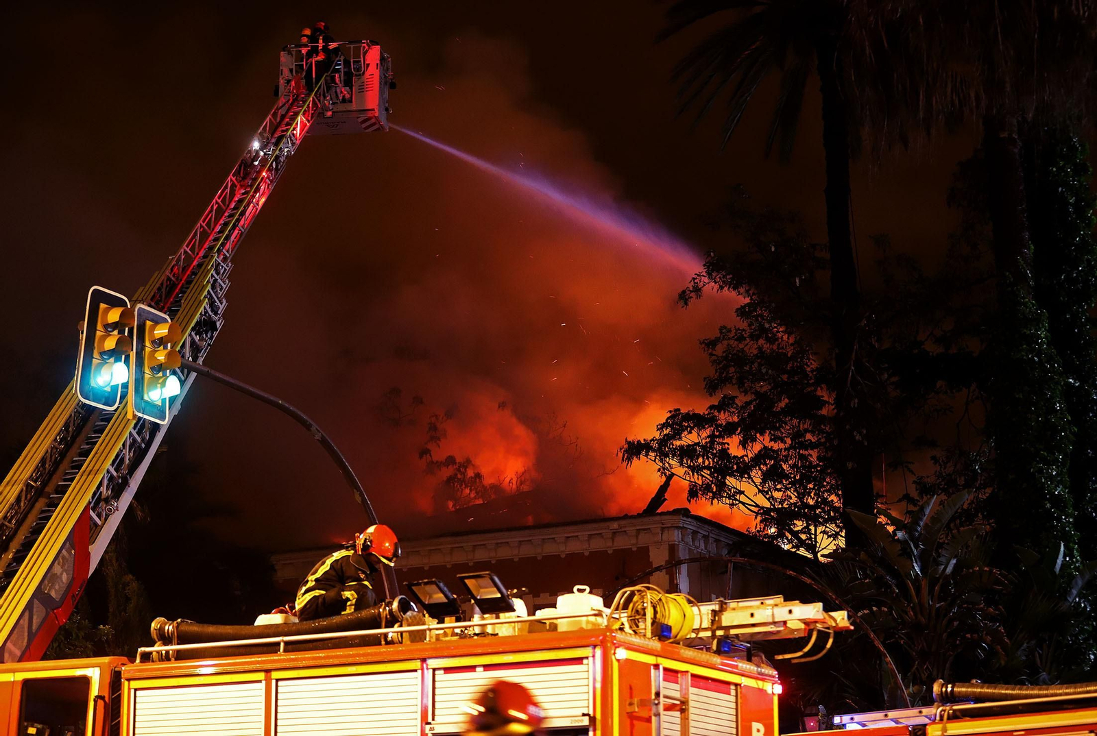 Imágenes del incendio del edificio de la Casona de Huelva en la Alameda