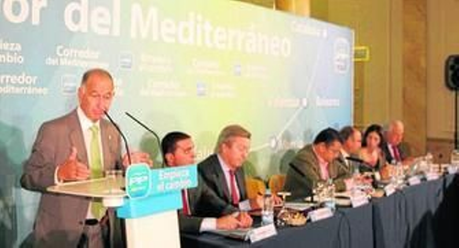 Gabriel Amat se dirige a los asistentes a la 'cumbre' del PP en Almería.