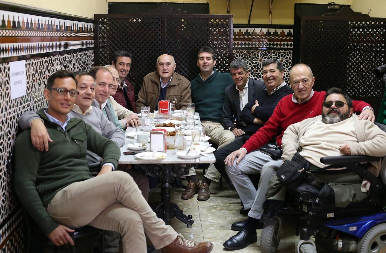 El once inicial. De izquierda a Derecha, Víctor Fernández, Paco Cepeda, Eladio de León, Juan Ruiz, Manolo Aguilar, José Antonio Sánchez Araújo,  Florencio Ordóñez, Nacho Ansó, Francisco Barquín (del bar Guadiana), Pepe Galindo, panadero de San Bruno, y Romo, ayer en el bar Guadiana.