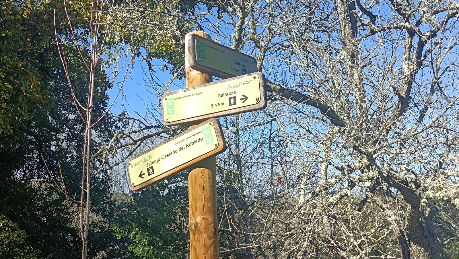 En los cruces se nos muestran los distintos itinerarios.