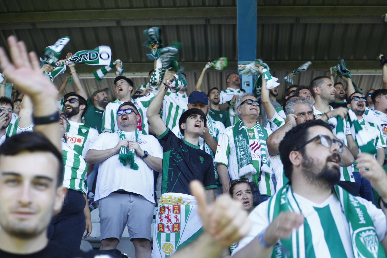 Las mejores fotos de la afición del Córdoba CF en el partido ante la Ponferradina en El Toralín Las mejores fotos de la afición del Córdoba CF en el partido ante la Ponferradina en El Toralín