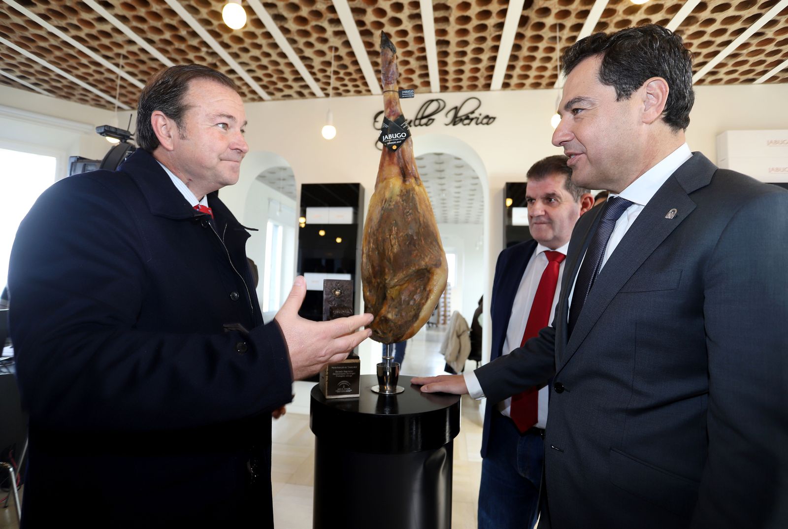 Imágenes de la visita del presidente de la Junta, Juanma Moreno a Jabugo, Ayuntamiento y sede de la DO Jabugo.