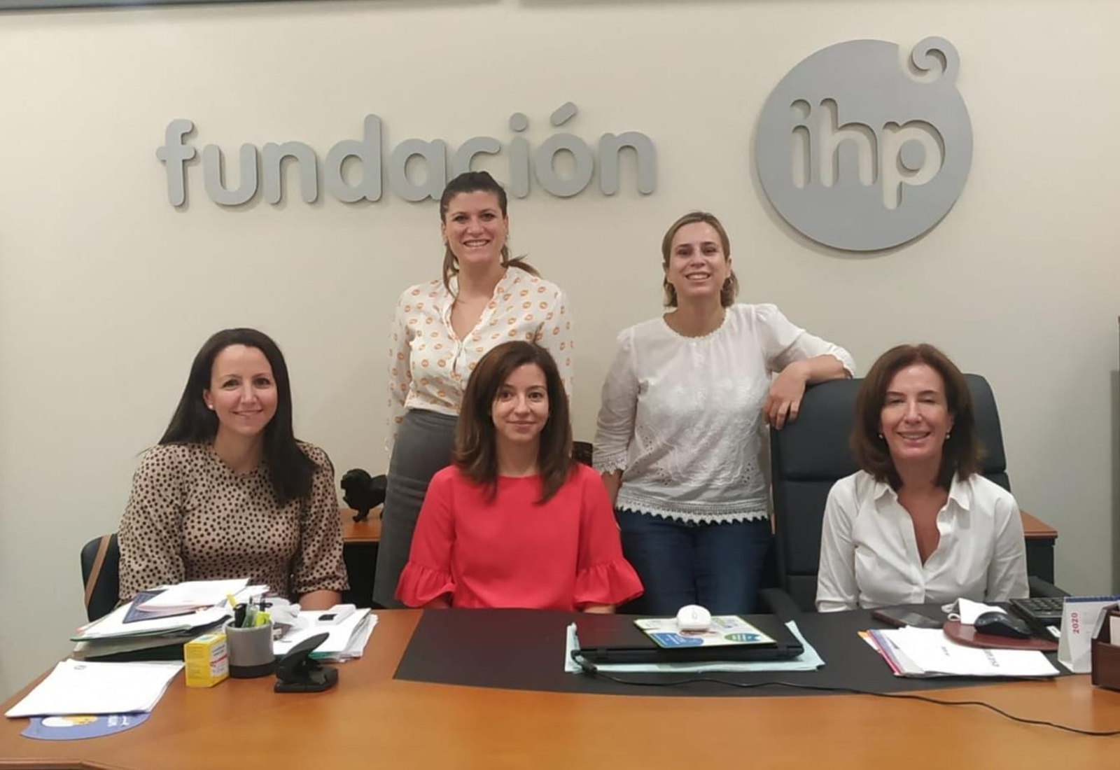 De arriba a abajo y de izqda. a dcha., la administrativa del IHP, Verónica Suárez y las doctoras Isabel Mª Coronel, Carmen Priego, Natividad López y María José Lirola. De arriba a abajo y de izqda. a dcha., la administrativa del IHP, Verónica Suárez y las doctoras Isabel Mª Coronel, Carmen Priego, Natividad López y María José Lirola.