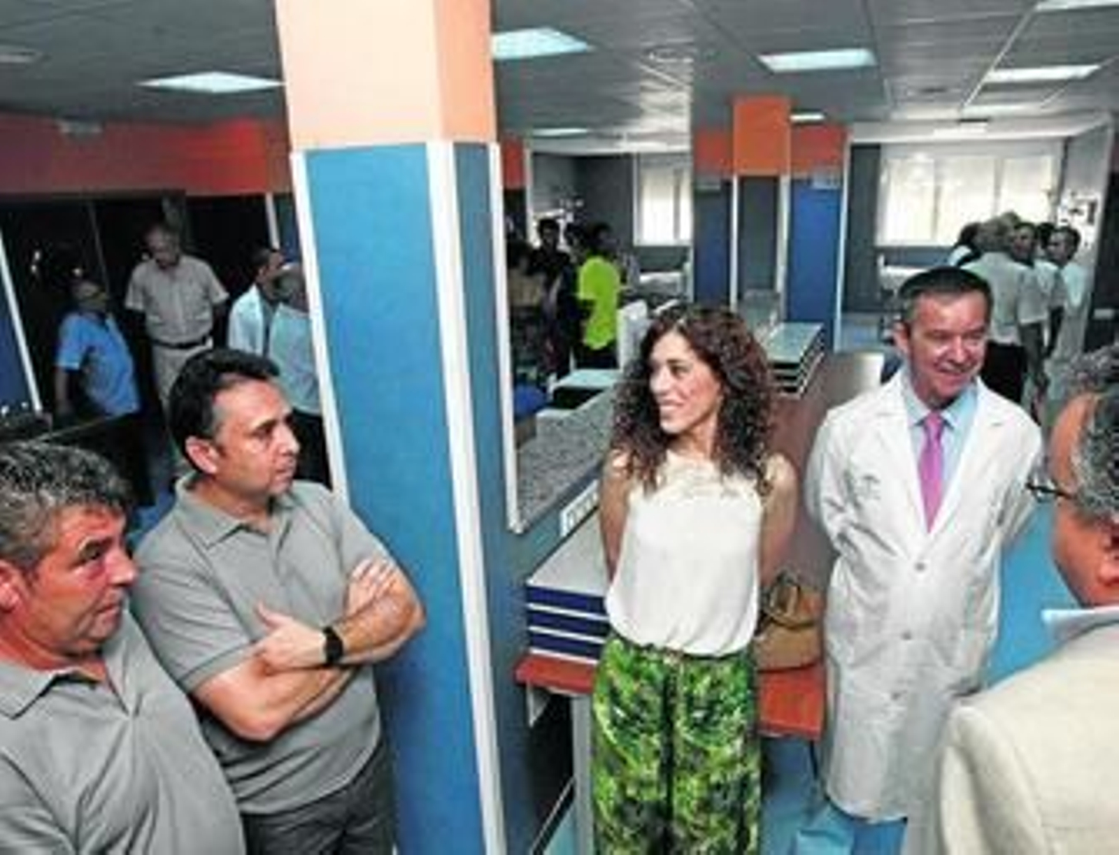 Alconchel, junto a Morillo en la remodelada UCI del hospital de La Línea.