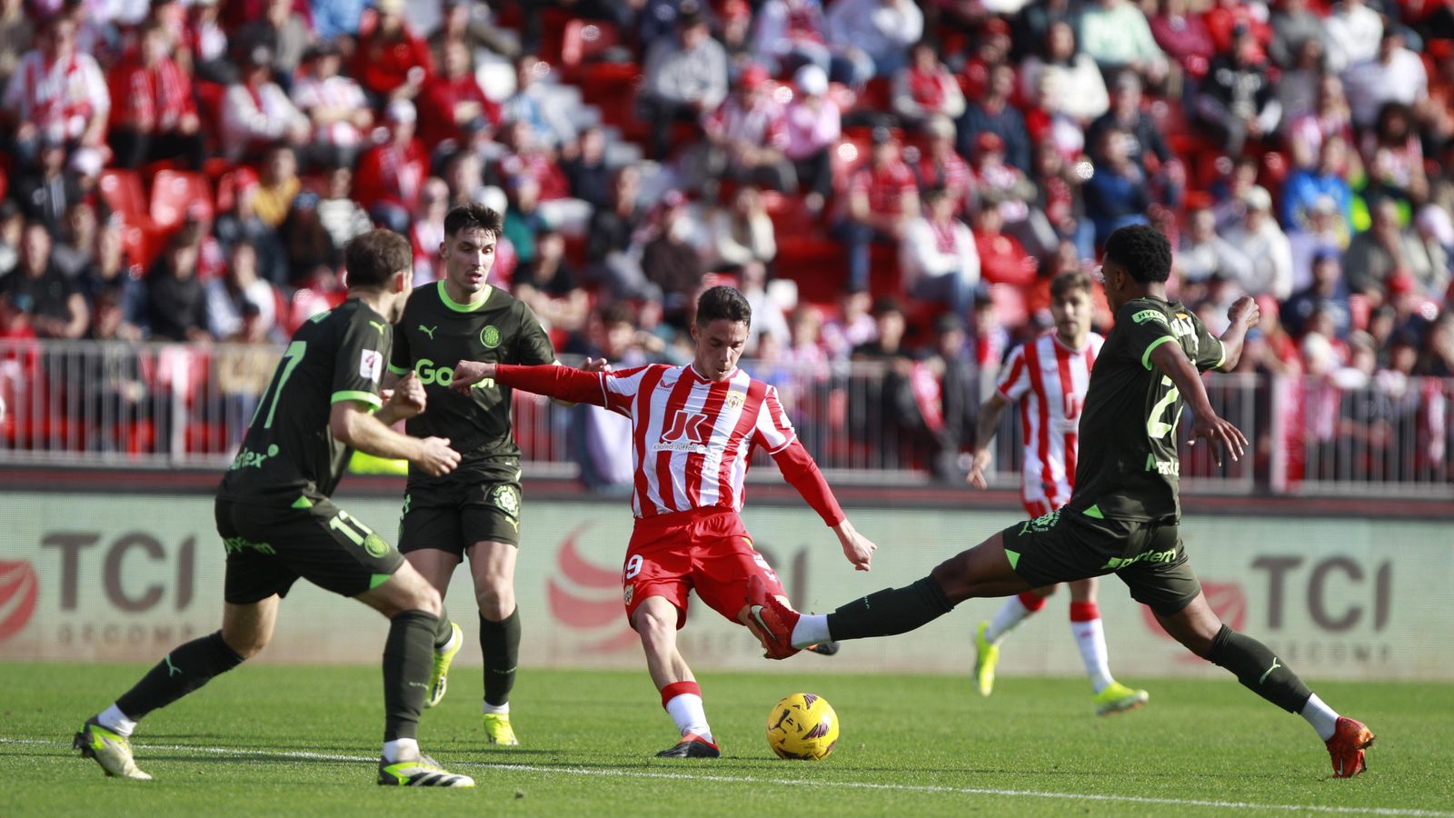 Sergio Arribas golpea con su zurda un disparo en la última cita liguera contra el Girona.