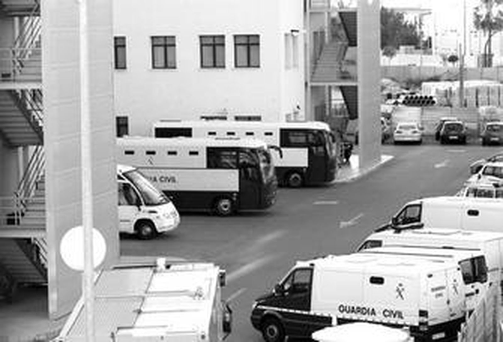 A la izquierda de la imagen, dos autobuses de atestados en el patio de la Comandancia de la Guardia Civil de Cádiz, ayer por la tarde.