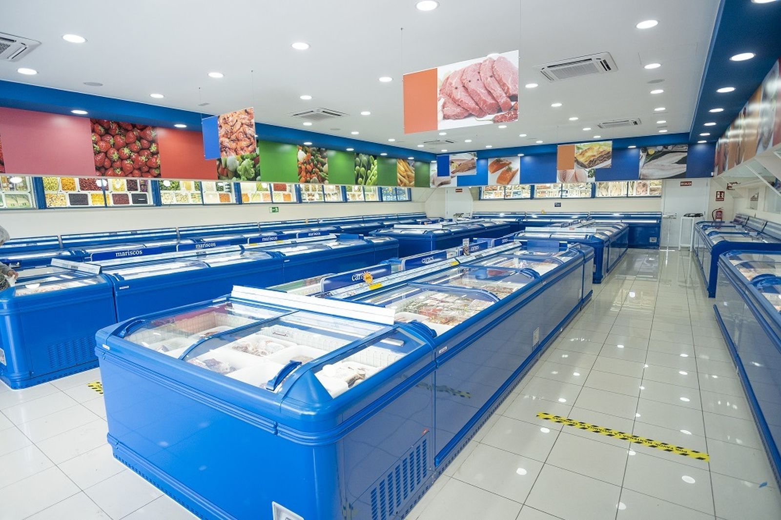 Interior de una tienda de congelados de la cadena 5 Océanos.