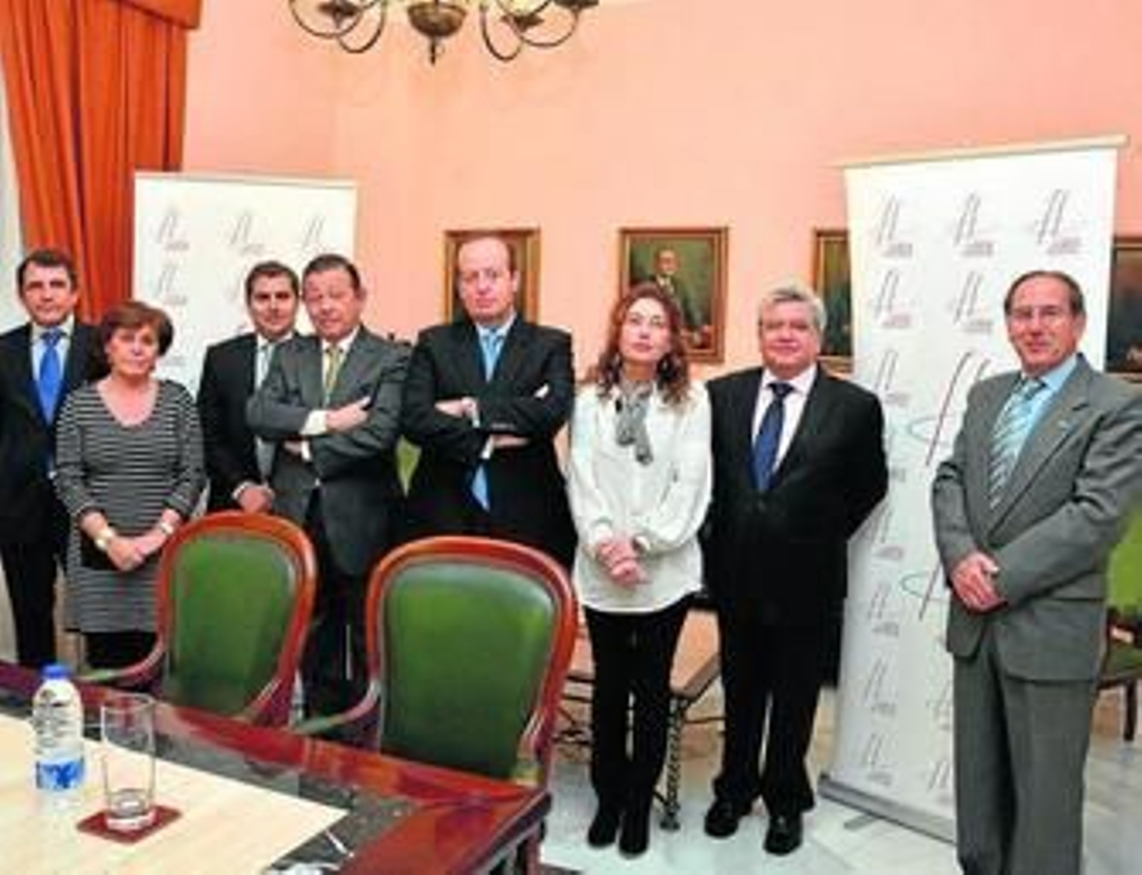 La junta de gobierno del colegio de Abogados, ayer, en la sede de la calle Sevilla.