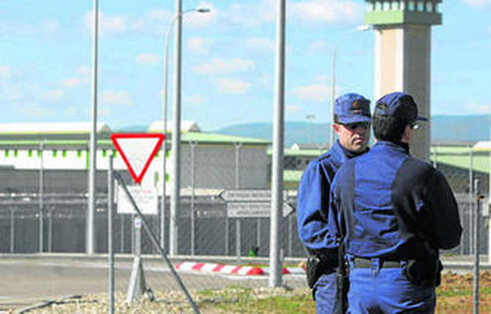 Dos agentes policiales en la prisión provincial, en Alcolea.