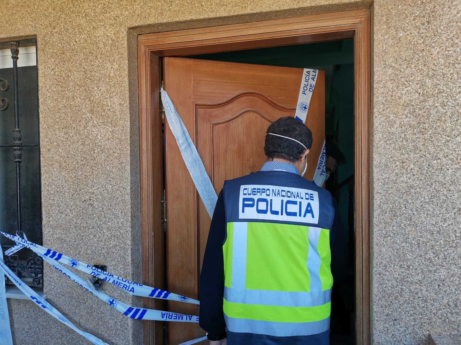 Dos menores y su madre mueren en un incendio intencionado en El Alquián