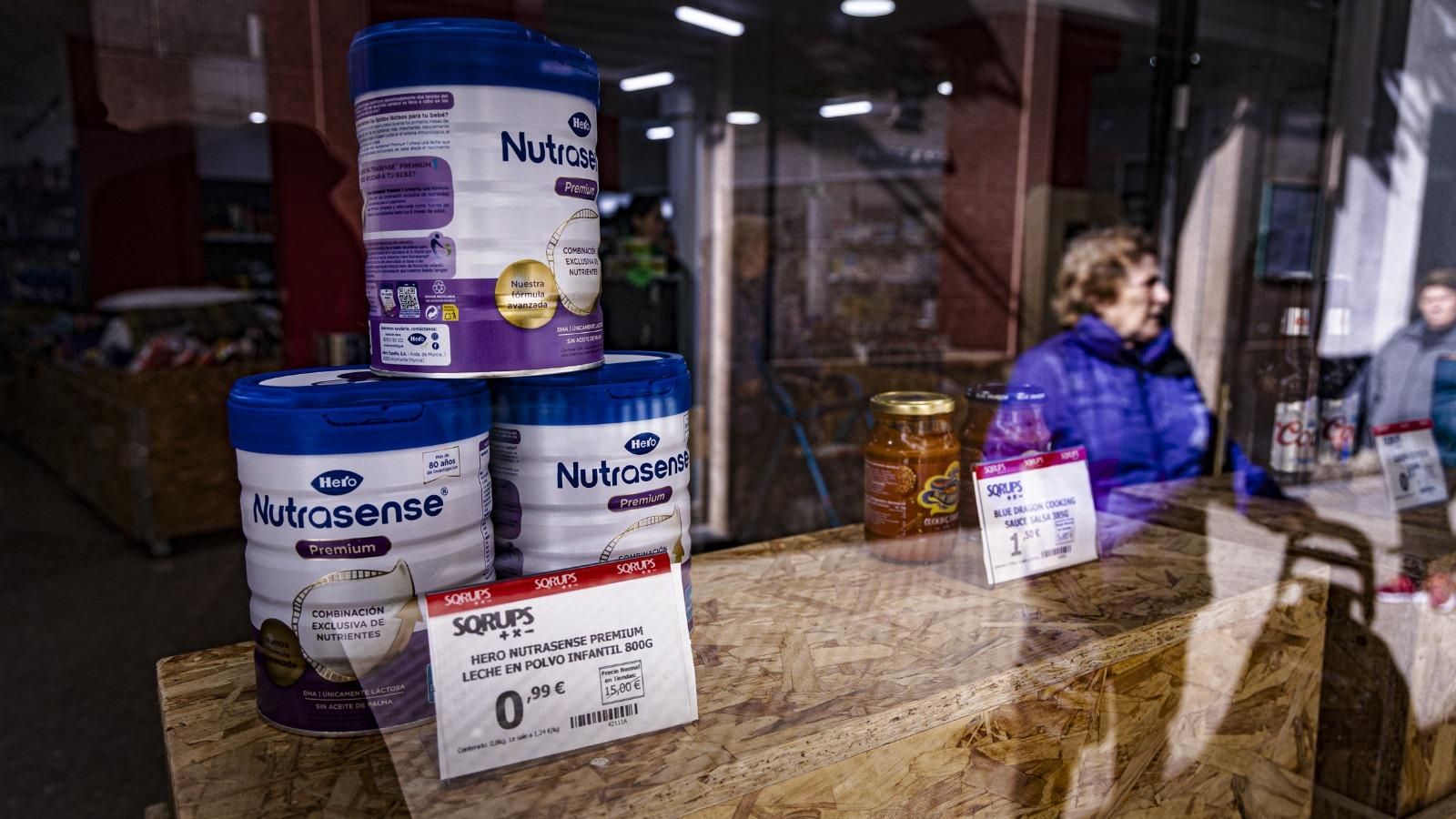 Escaparate de una tienda que comercializa productos procedentes de estocajes a precios muy reducidos.