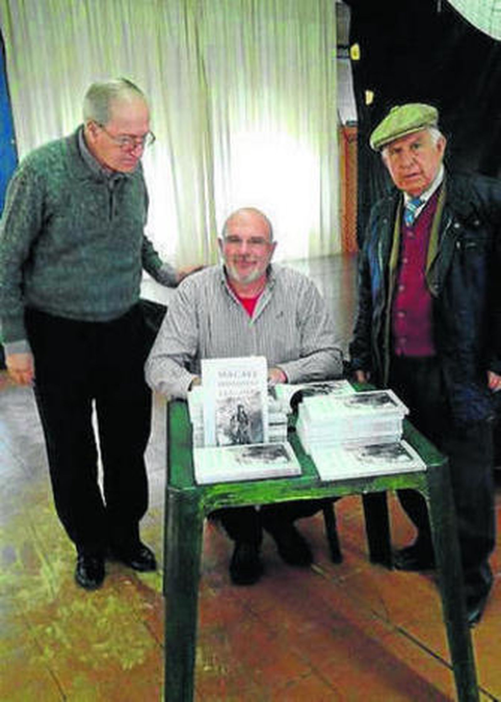 Andrés Molina firmando libros.
