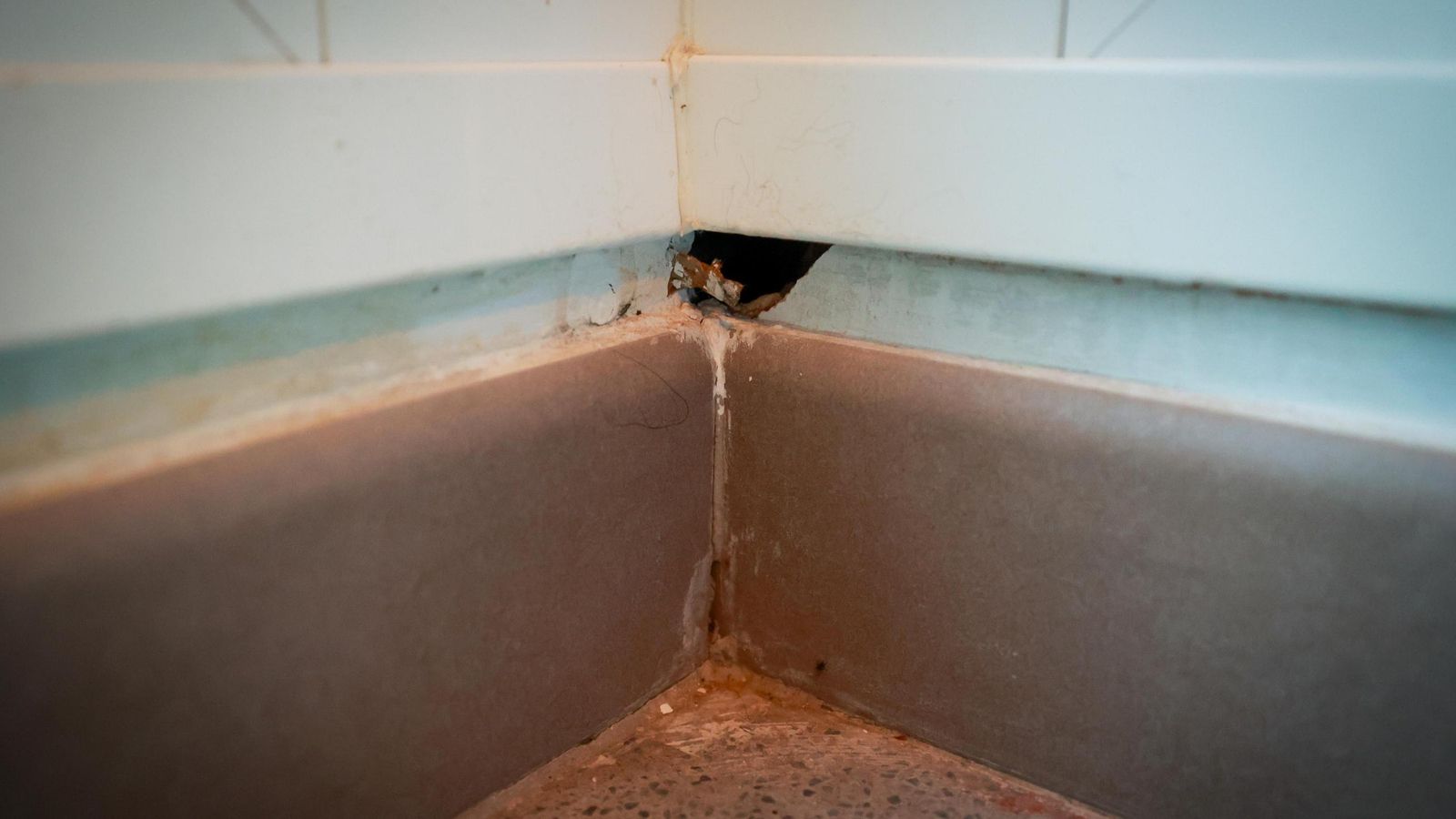 Una grieta en un azulejo, por donde también se cuela el viento y el agua.