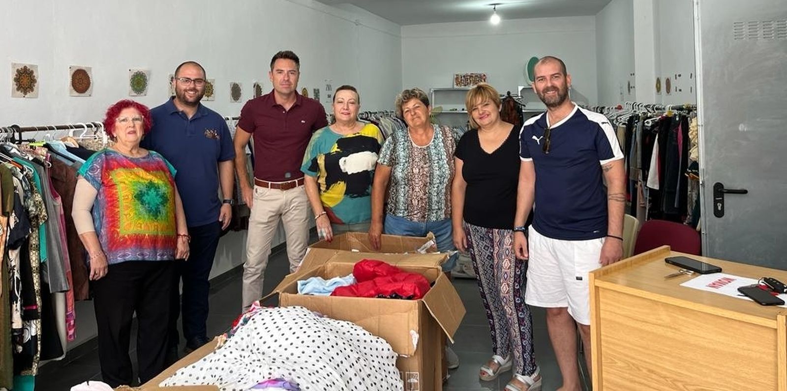 Entrega de la ropa al ropero de Rioja.