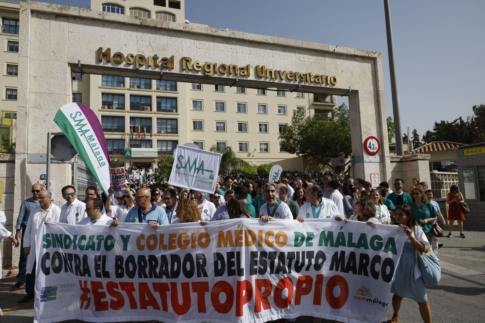 Un grupo de médicos protesta en una concentración en Málaga.