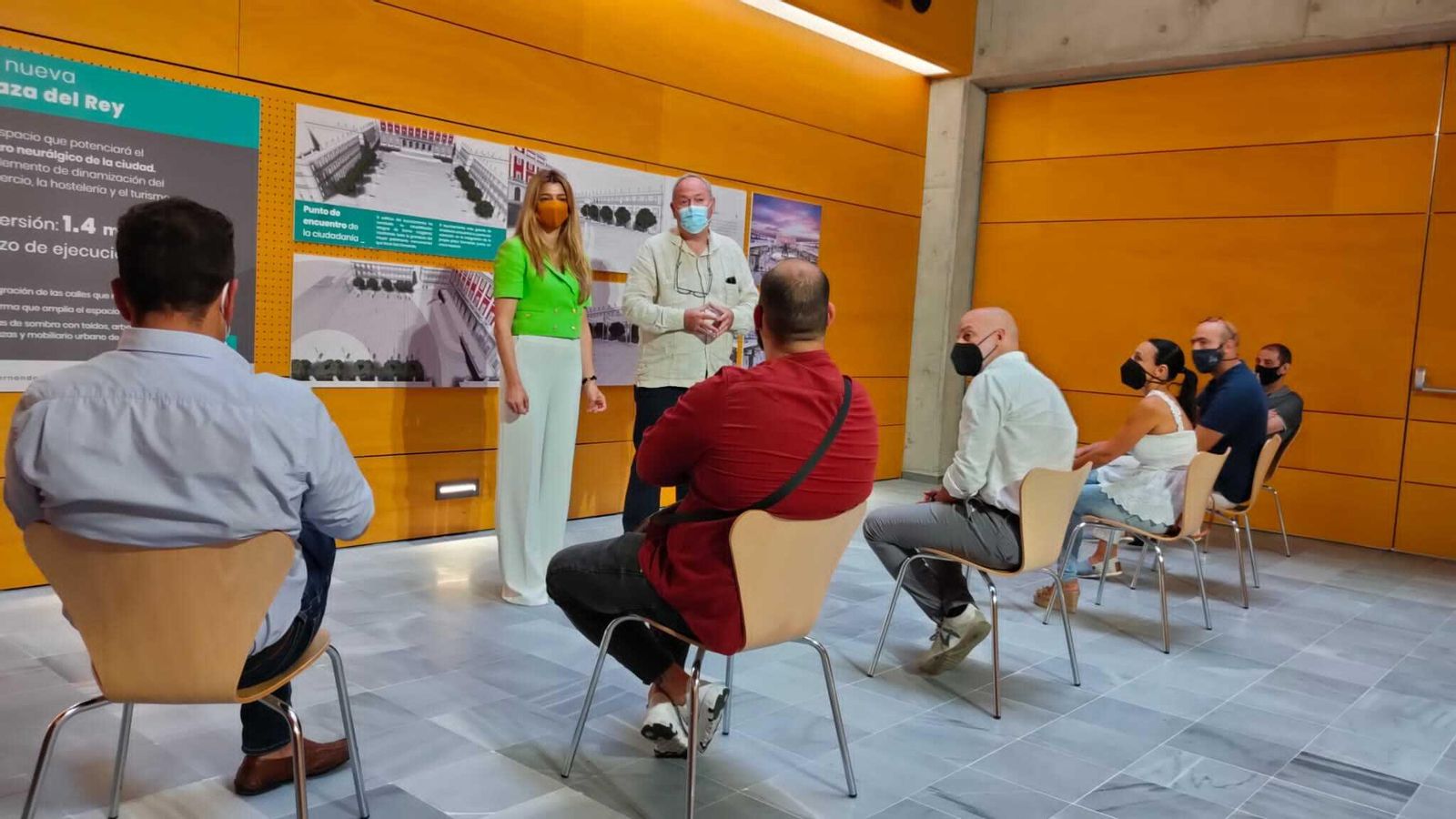 Claudia Márquez y Antonio Rojas, en la reunión que mantuvieron con los hosteleros de la plaza del Rey.