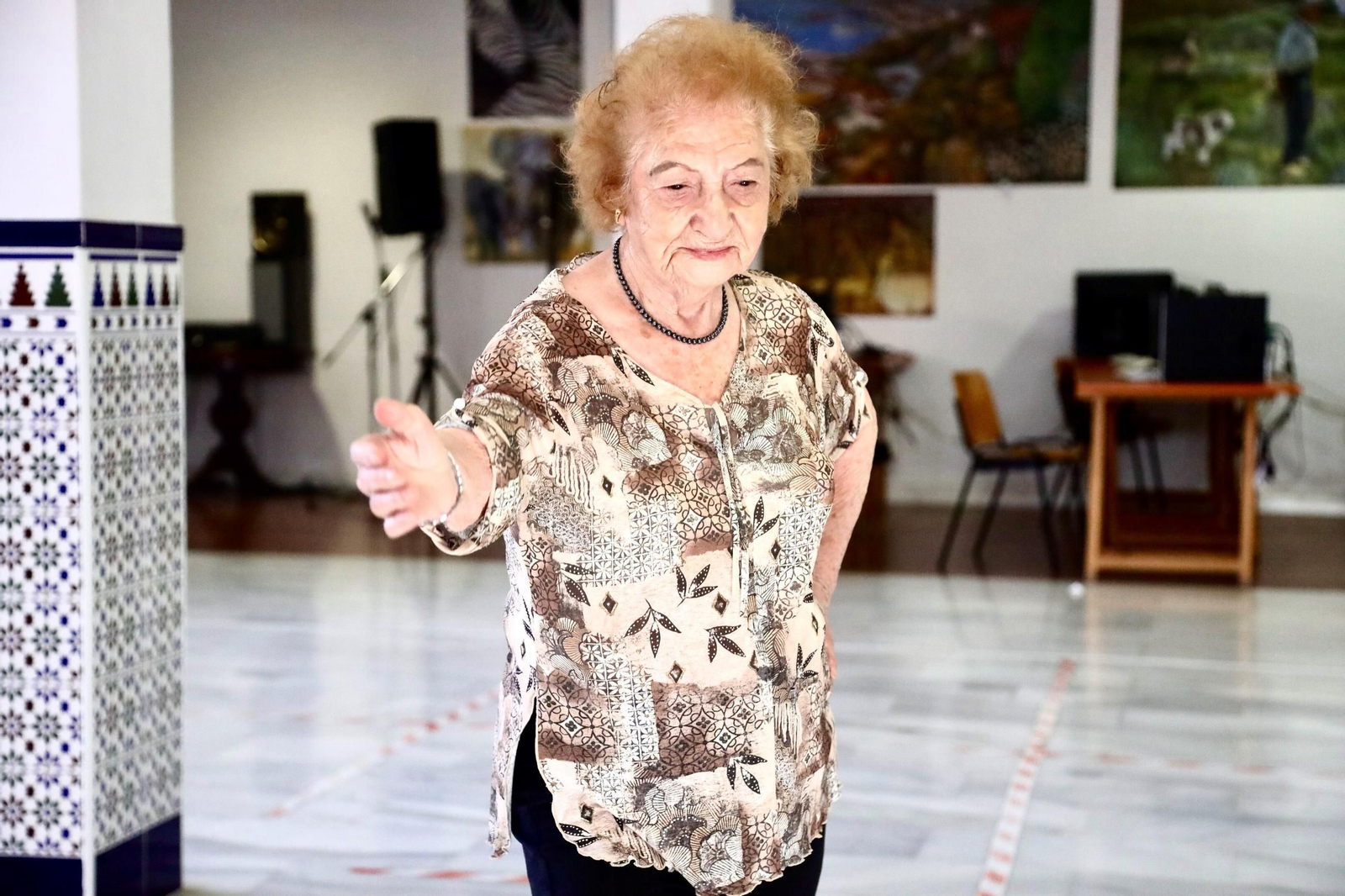 Las fotos de Sara Bullón, vecina de La Luz de 102 años que hace taichí y pinta