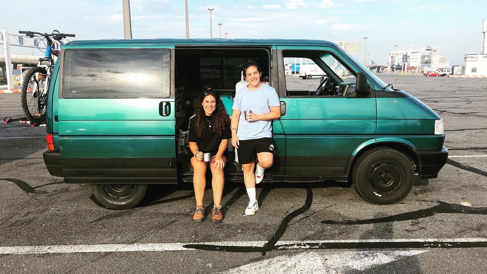 La jerezana Laura 'Bimba' Delgado y Patricia García, en la furgoneta en la que han viajado de España a Inglaterra.