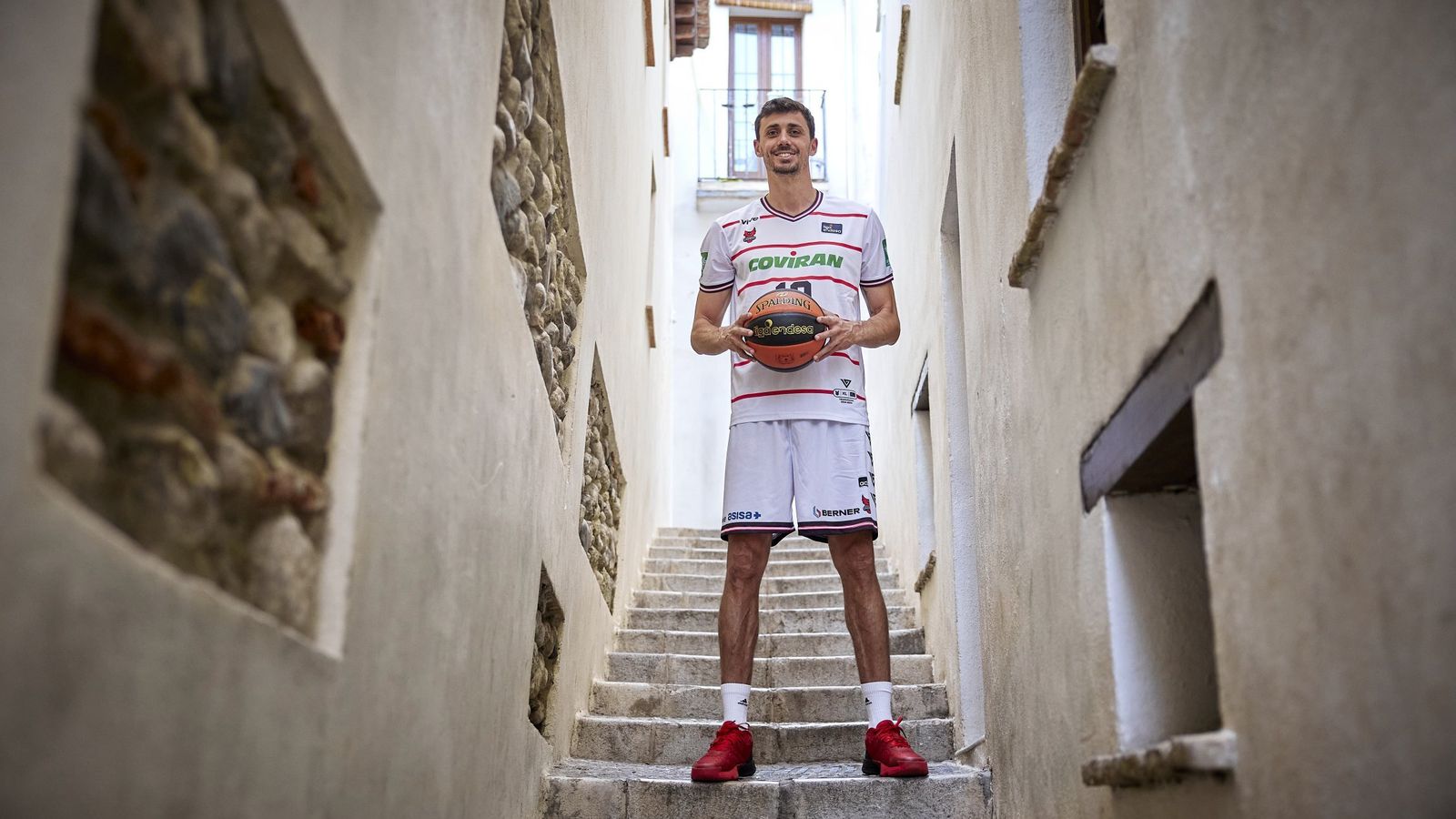 La segunda equipación, blanca.