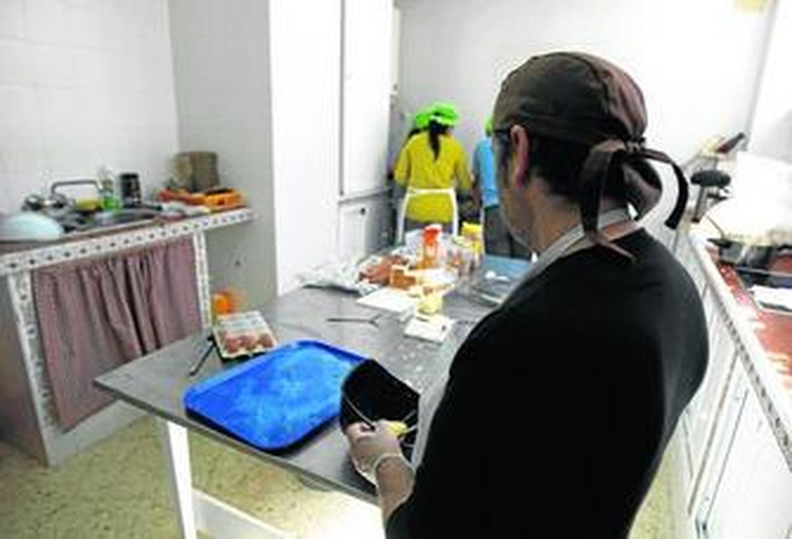 Varias personas trabajan en la cocina de la Coordinadora Despierta de La Línea.