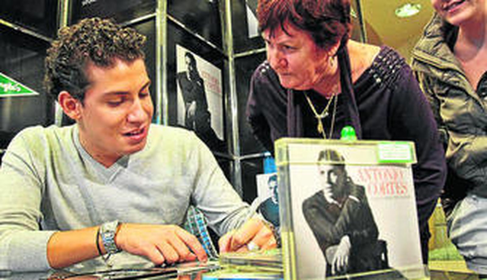 Antonio Cortés firmando su disco a los fans.