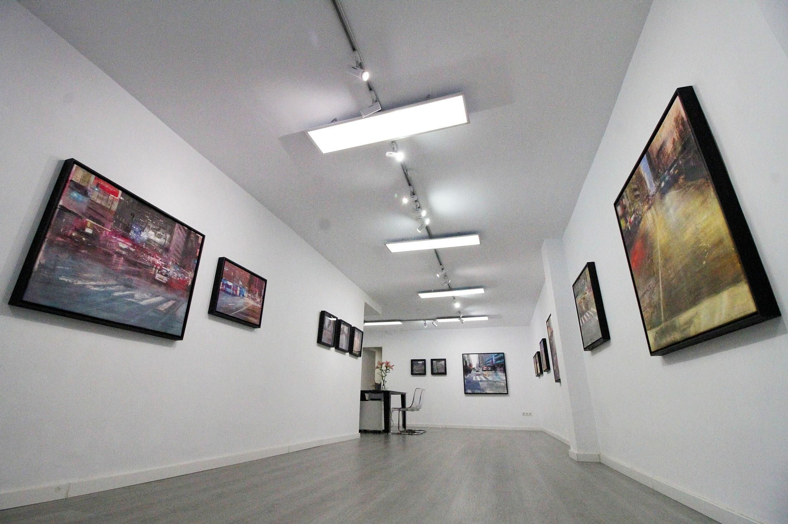 Vista general de la sala situada en la calle Miguel Redondo, con los cuadros de Pedro Rodríguez Garrido en sus paredes, en su última exposición, City lights, concluida ayer.