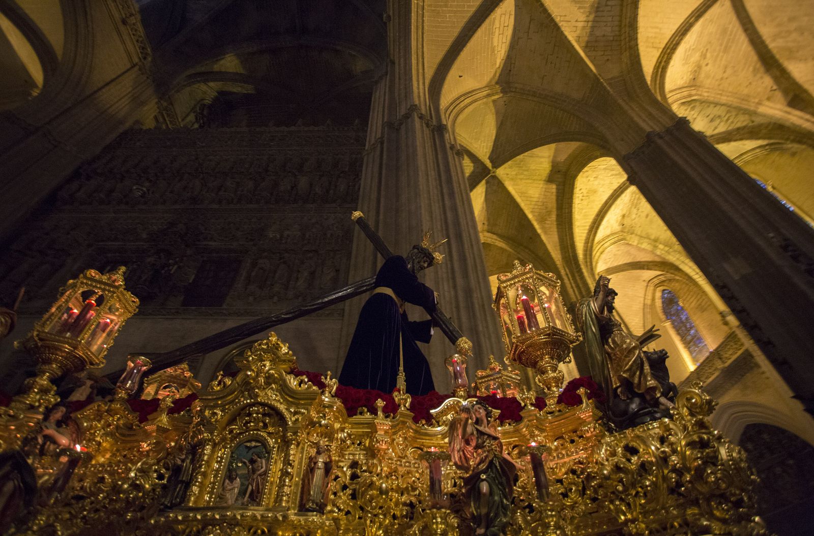 El paso de las hermandades de la Madrugada por la Catedral de Sevilla