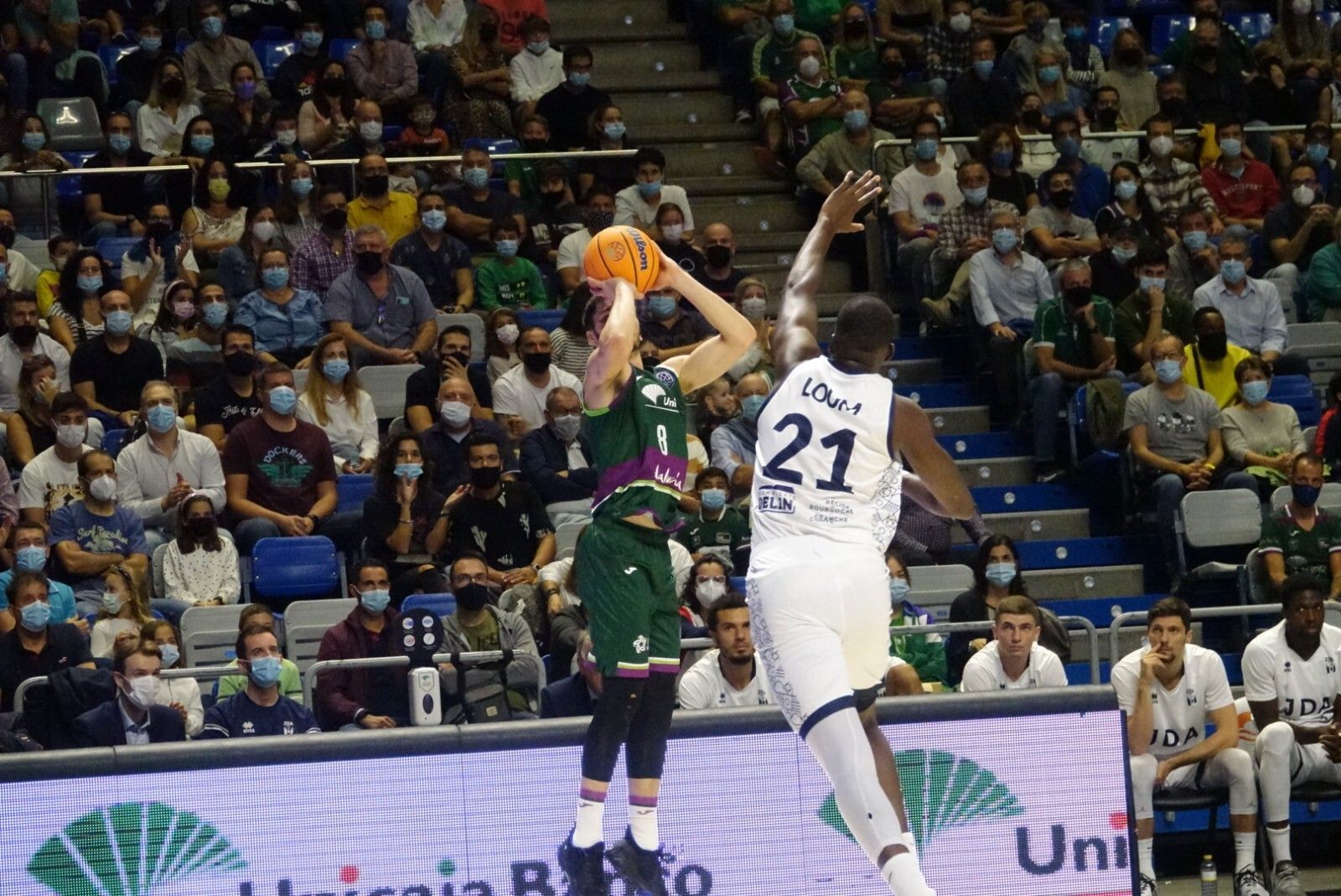 Brizuela lanza en el partido ante el Dijon.