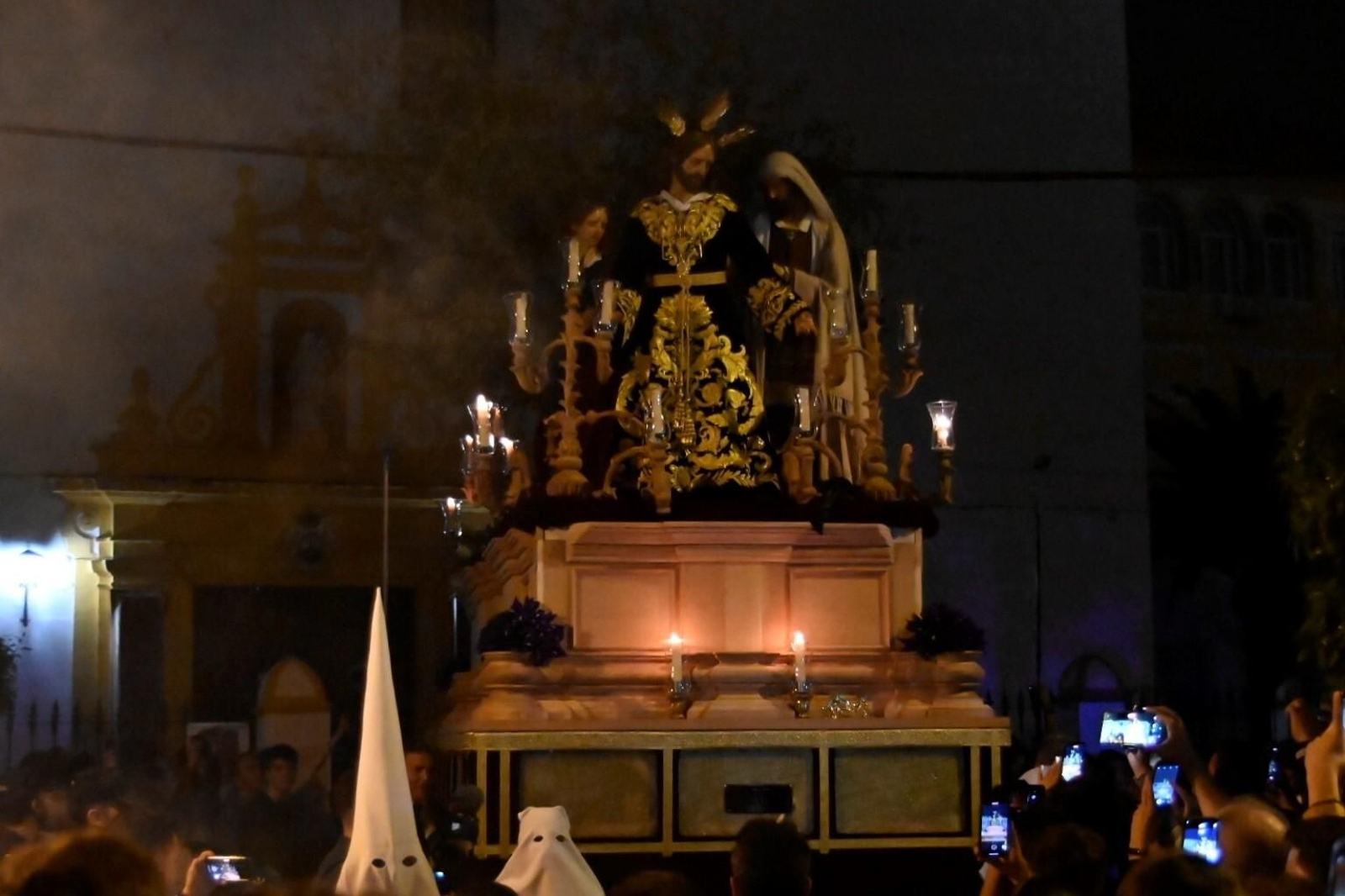 El Señor de la Salud da luz al Jueves de Pasión en Córdoba, en imágenes