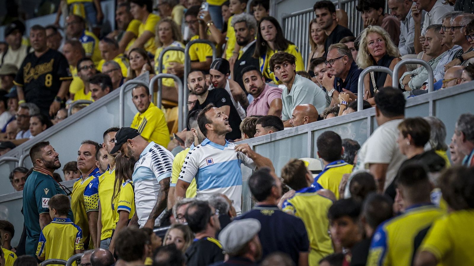 Protestas de seguidores dentro del estadio en una imagen de archivo.