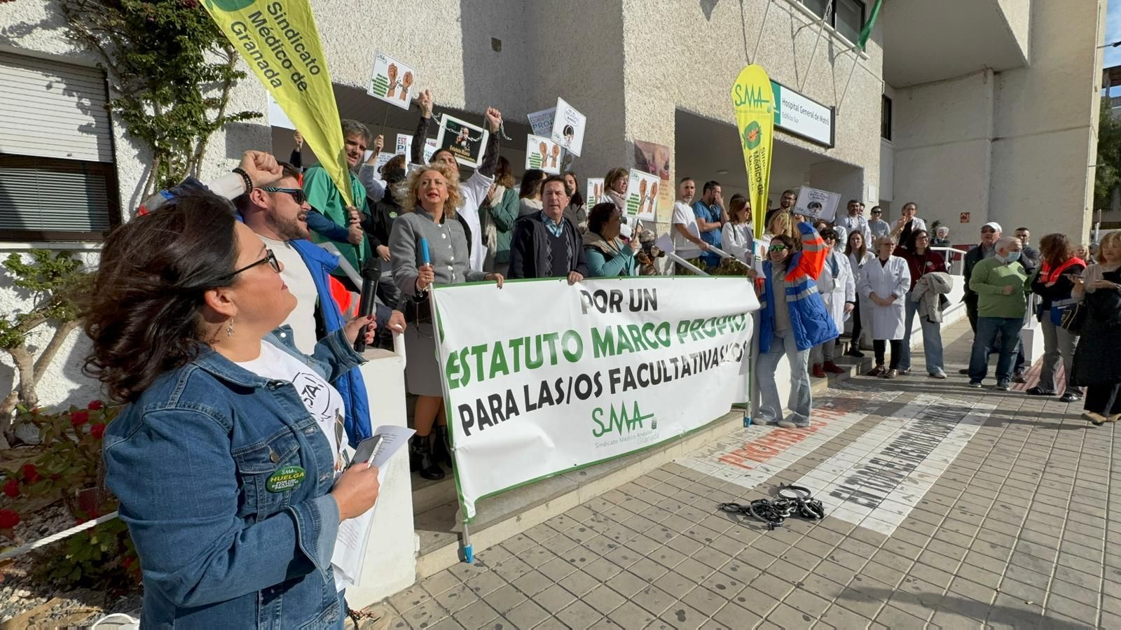 Concentración en la puerta del Hospital de Motril