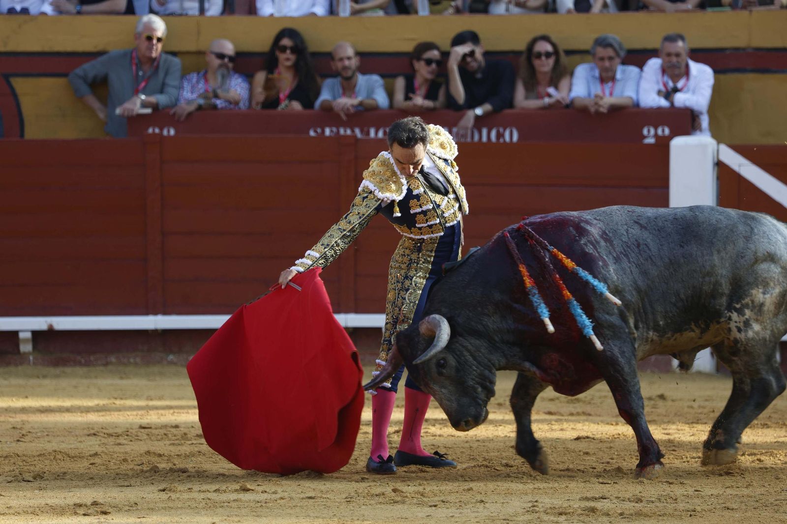Una decepcionante corrida de Miura con Esaú Fernández a hombros cierra Algeciras