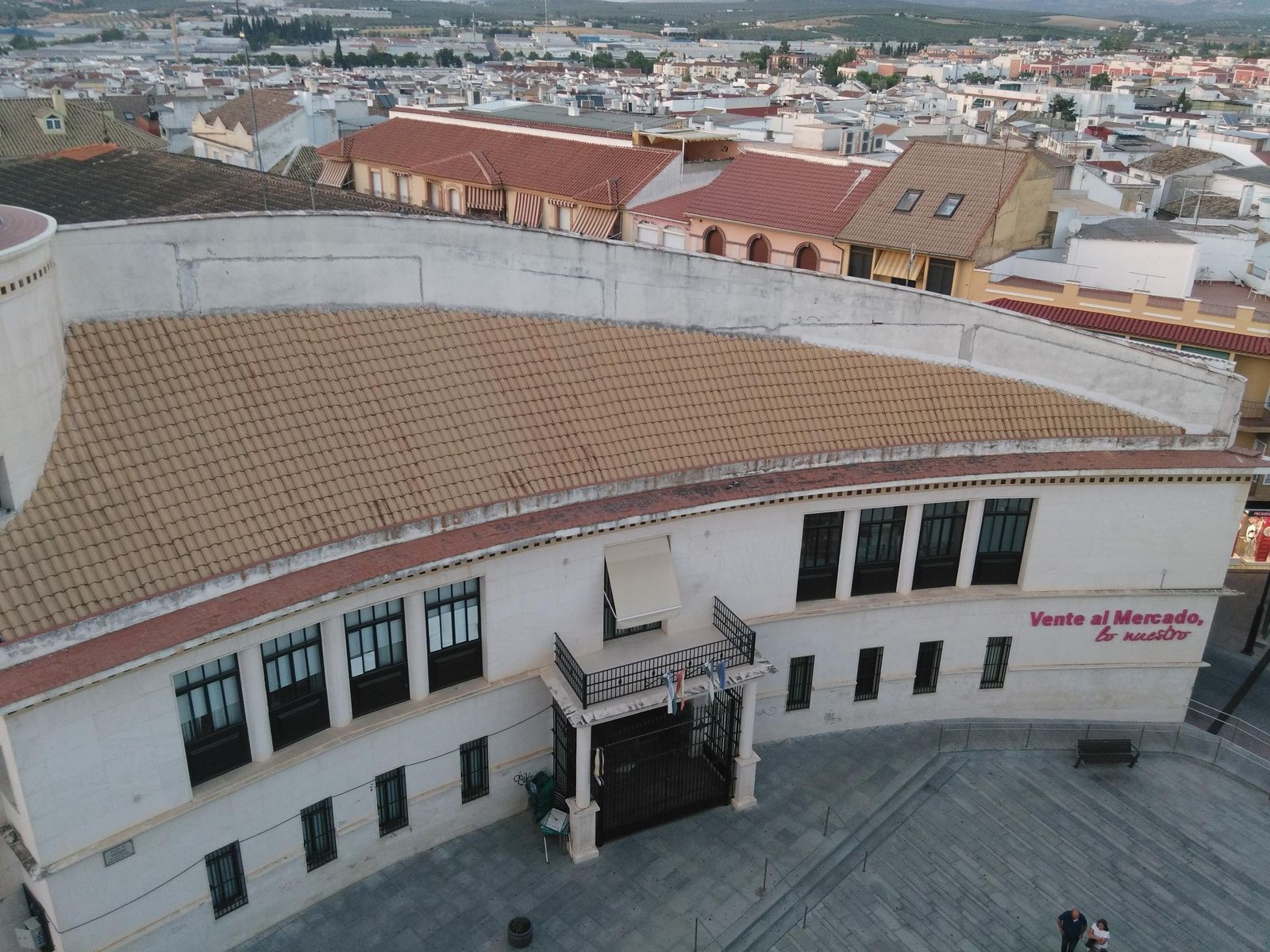 Panorámica de la localidad, con el mercado de abastos en primer término.