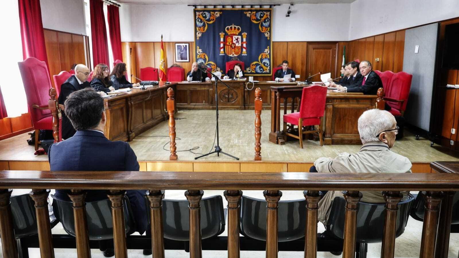 Manuel García Gallardo y Víctor Ocaña, esta mañana, en el banquillo de los acusados, durante la vistilla celebrada en la Audiencia Provincial de Cádiz.