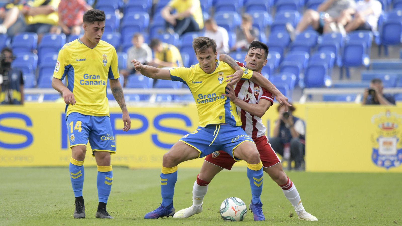 Gaspar, de los más destacados, pugna por un balón.