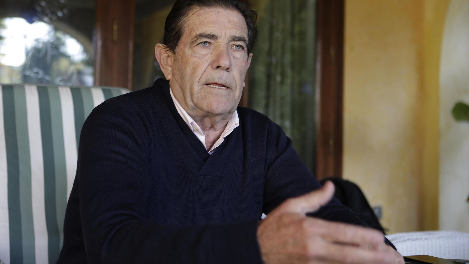Juan Badía, durante un momento de la entrevista, en su casa de Gines. Juan Badía, durante un momento de la entrevista, en su casa de Gines.