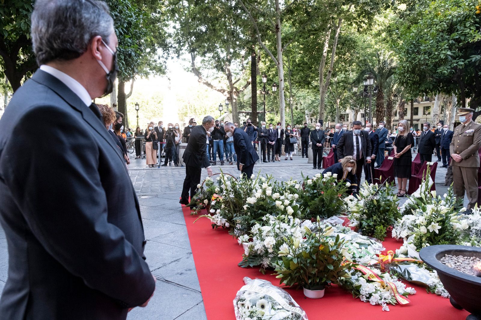 Juan Espadas ante las coronas de flores durante el acto institucional en Plaza Nueva.
