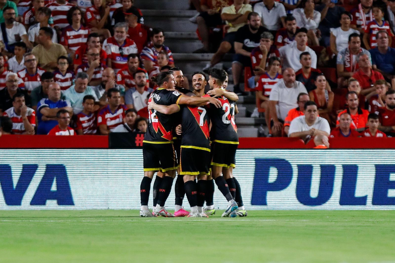 El Rayo Vallecano celebra el primer gol del encuentro, por Alvaro García