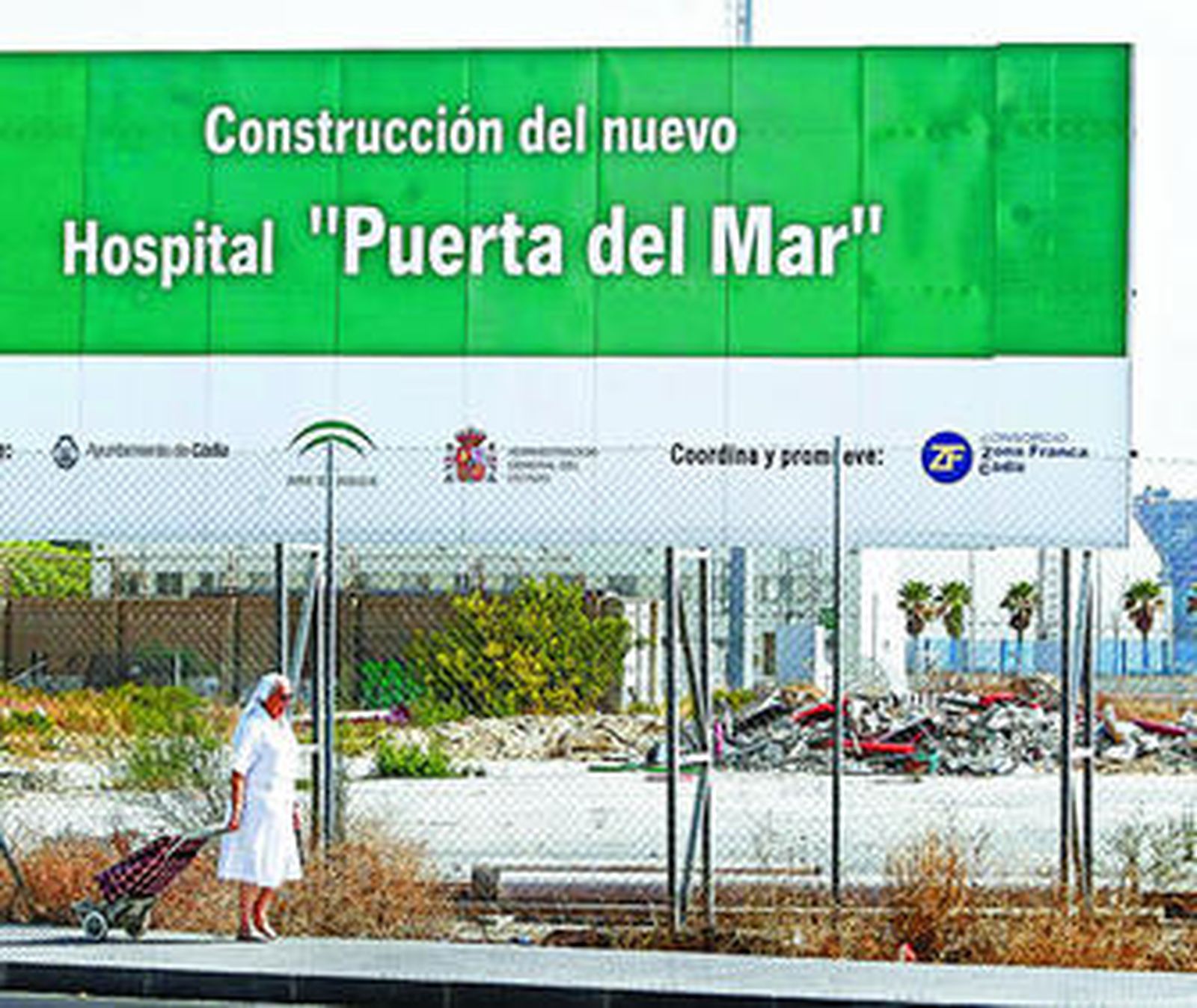 En el solar donde estaba ubicada Construcciones Aeronáuticas hay un cartel sobre la próxima construcción del hospital pero su futuro es incierto.