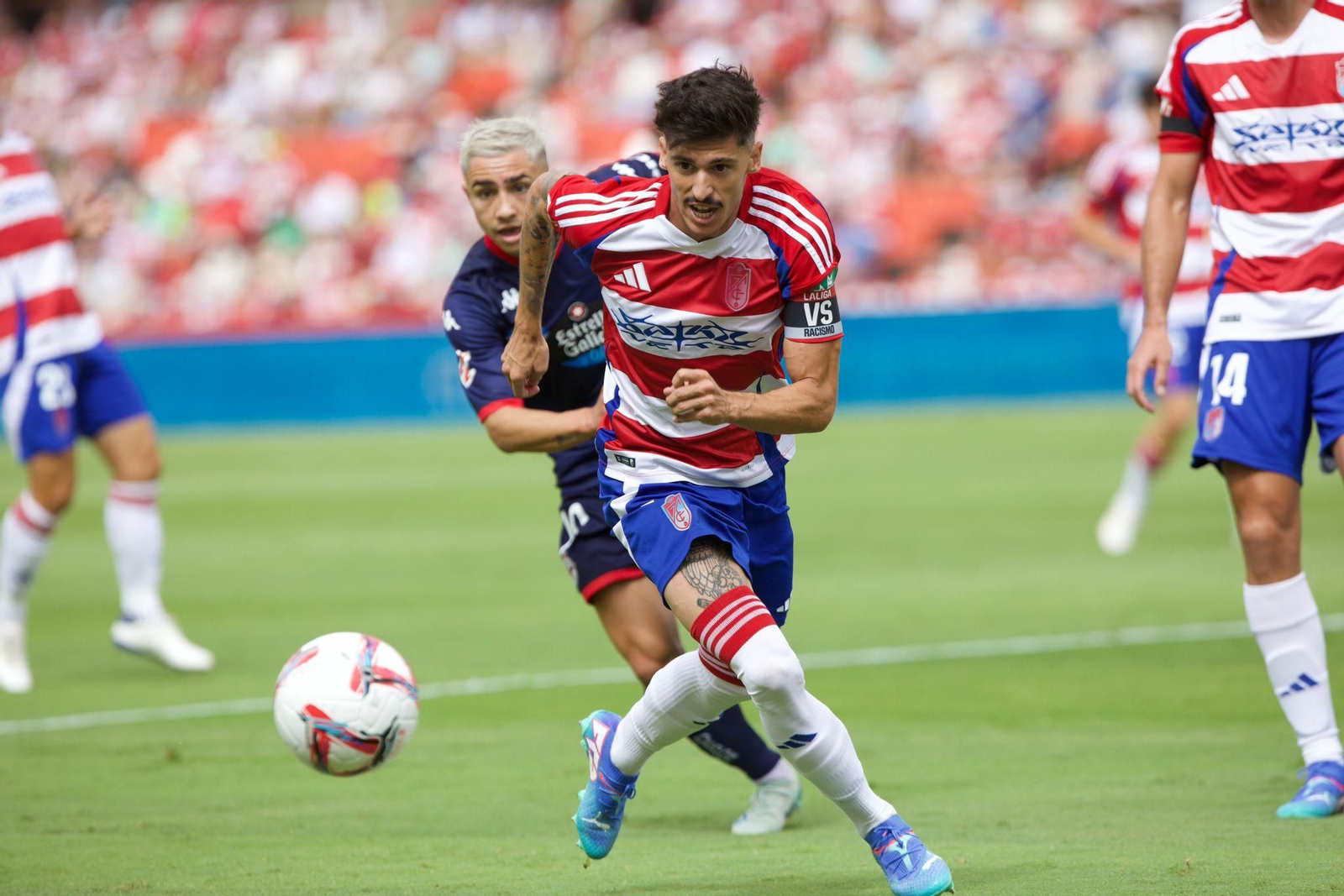 Carlos Neva volverá a adelantar su posición por el sistema de tres centrales