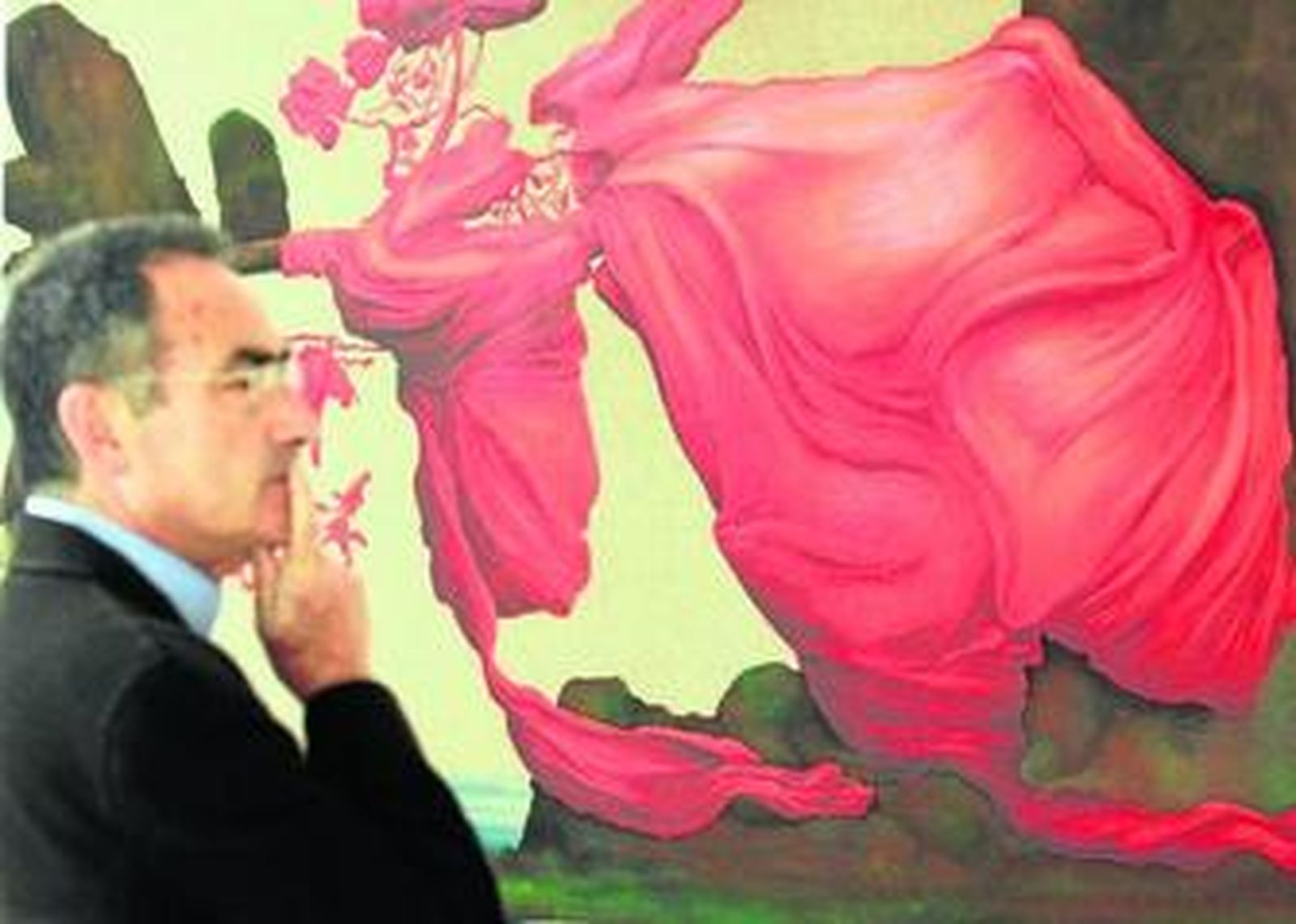 Alfredo Viñas posa ante una de las piezas de Zurita que se pueden ver en su galería hasta el 23 de mayo.