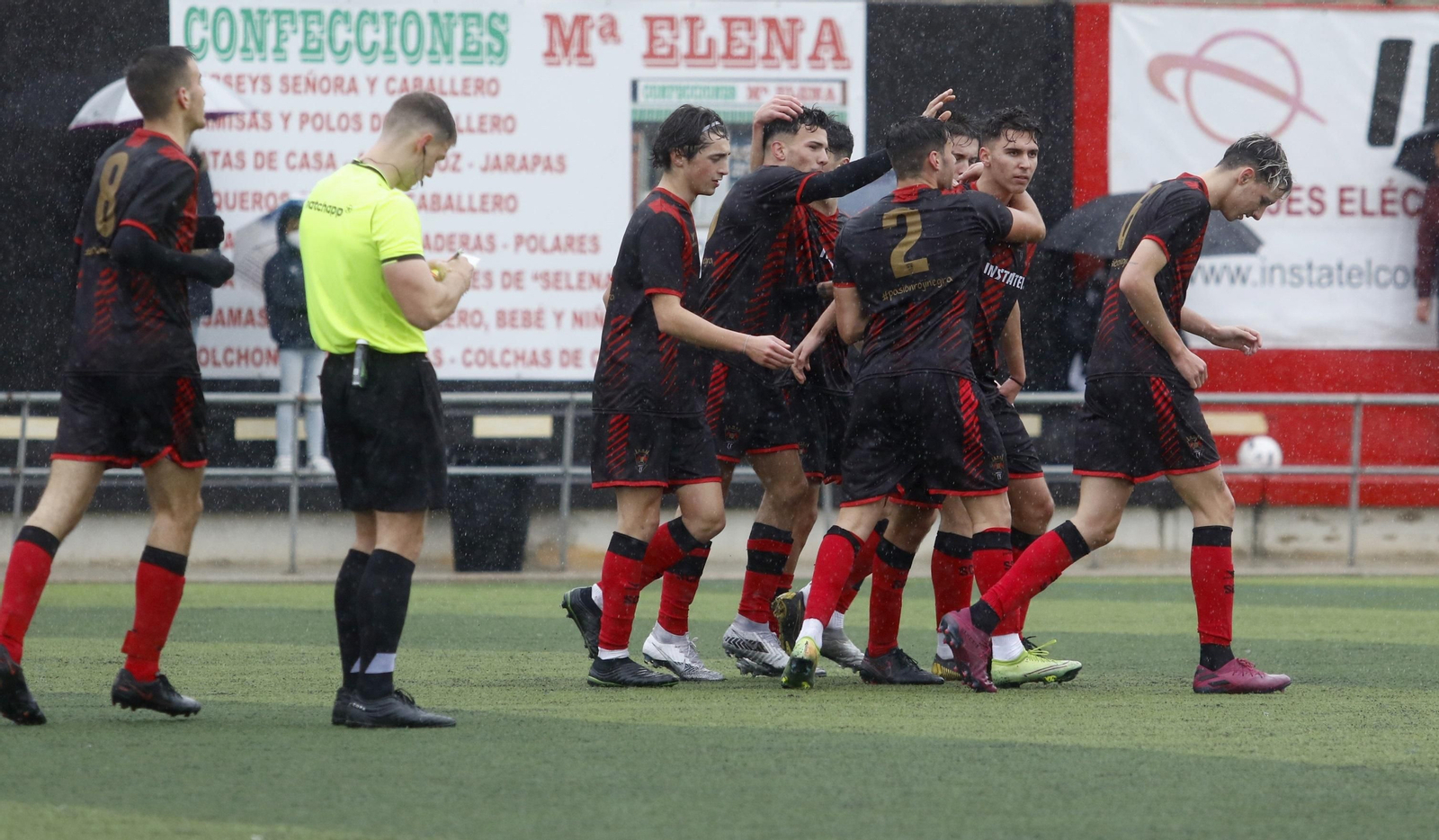 Los jugadores del Séneca celebran un tanto.