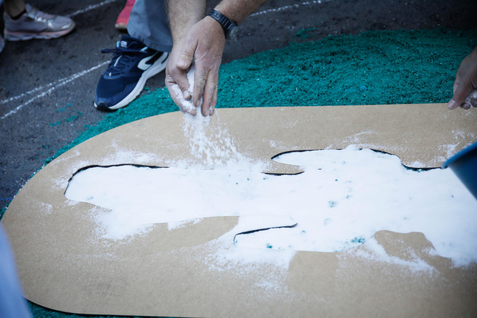 Así es la alfombra de serrín de 60 metros en el Paseo de Almería, en imágenes.