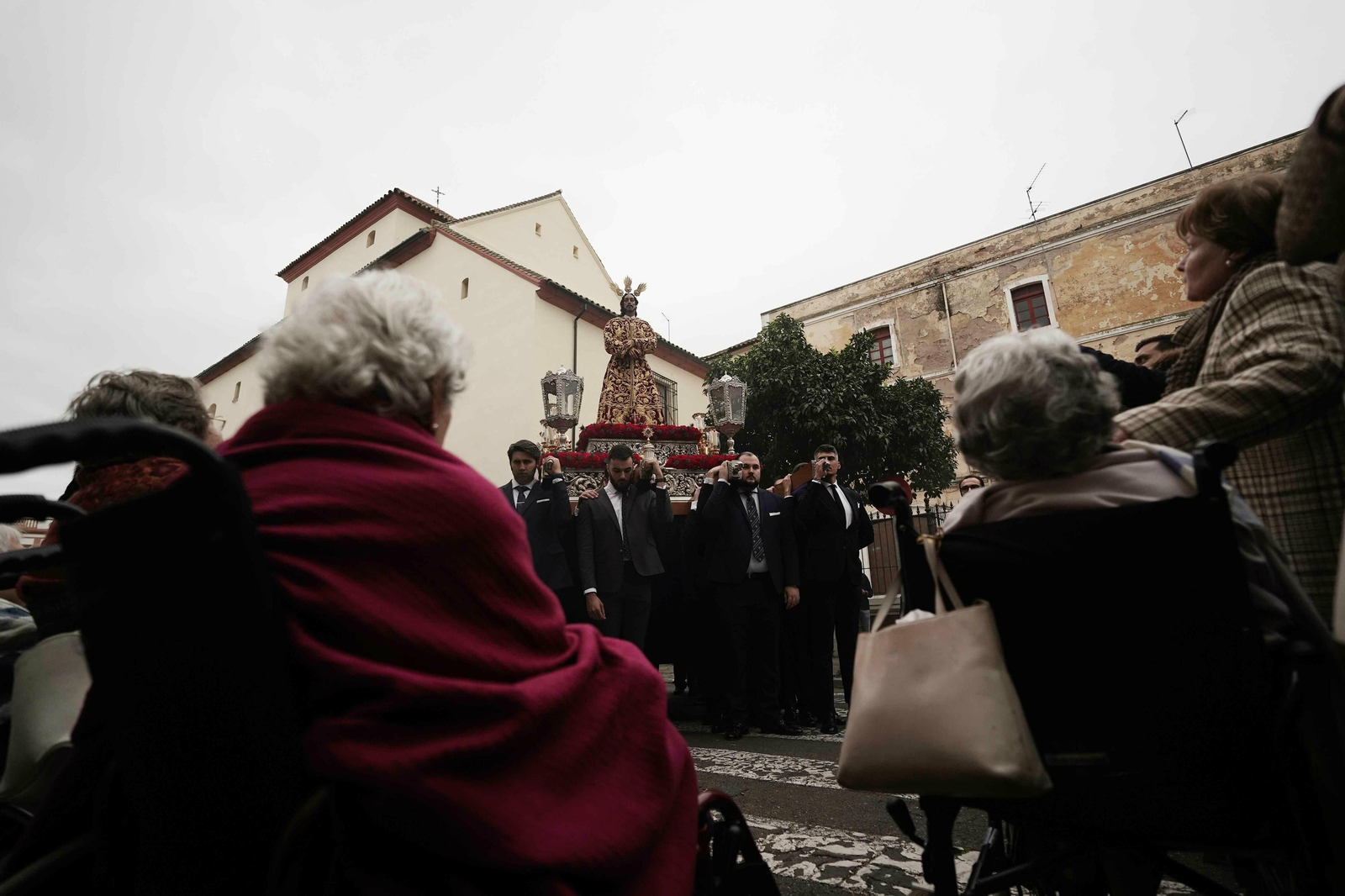 El Vía Crucis de las Cofradías 2020, en fotos