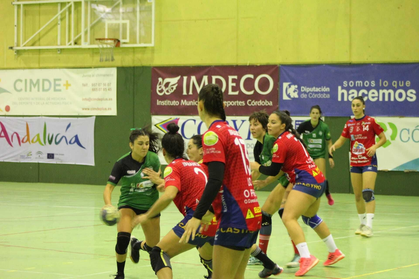 Malena Guerisoli intenta penetrar sobre la defensa del Porriño.